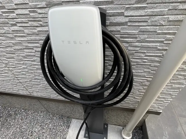 電気工事士が伺います　テスラ・国産車EV充電コンセント設置は実績豊富な当店へサービスの画像