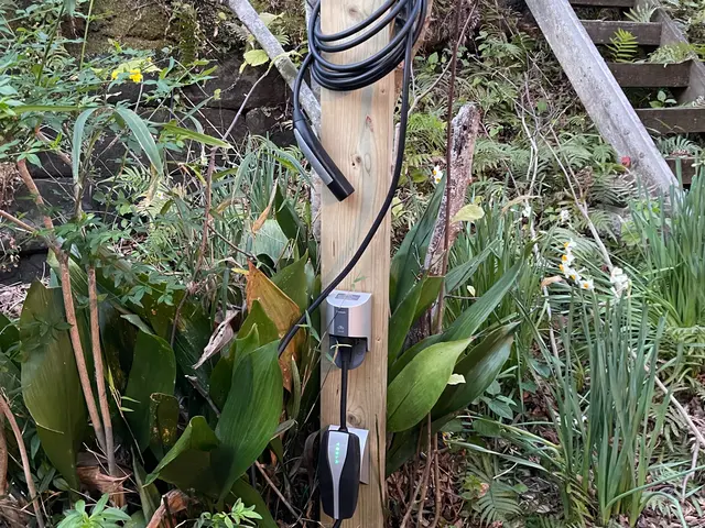 電気工事士が伺います　テスラ・国産車EV充電コンセント設置は実績豊富な当店へサービスの画像