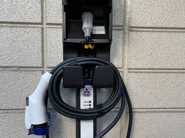 電気工事士が伺います　テスラ・国産車EV充電コンセント設置は実績豊富な当店へサービスの画像