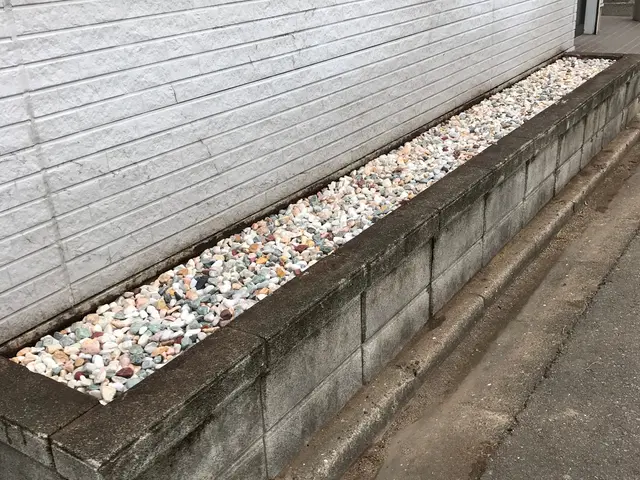 除草 整地 防草シートの施工を含めた 砂利敷きまでの作業を行なっております。サービスの画像