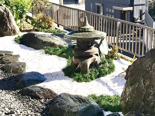 除草 整地 防草シートの施工を含めた 砂利敷きまでの作業を行なっております。サービスの画像