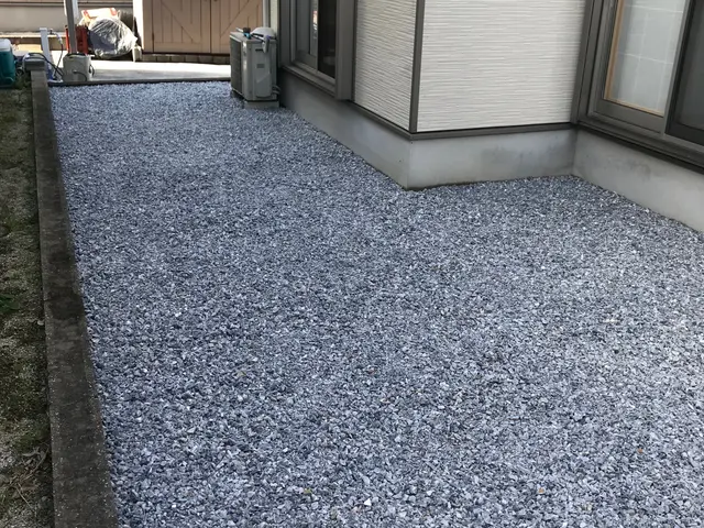 除草 整地 防草シートの施工を含めた 砂利敷きまでの作業を行なっております。サービスの画像