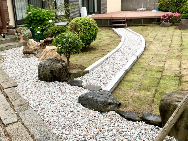 除草 整地 防草シートの施工を含めた 砂利敷きまでの作業を行なっております。サービスの画像