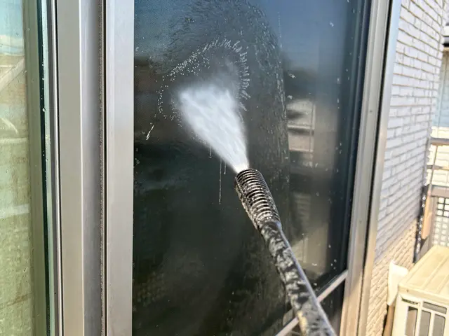 綺麗に床・壁・排水溝・溝・手摺り 清掃・網戸高圧洗浄・窓、サッシの簡易清掃セットサービスの画像