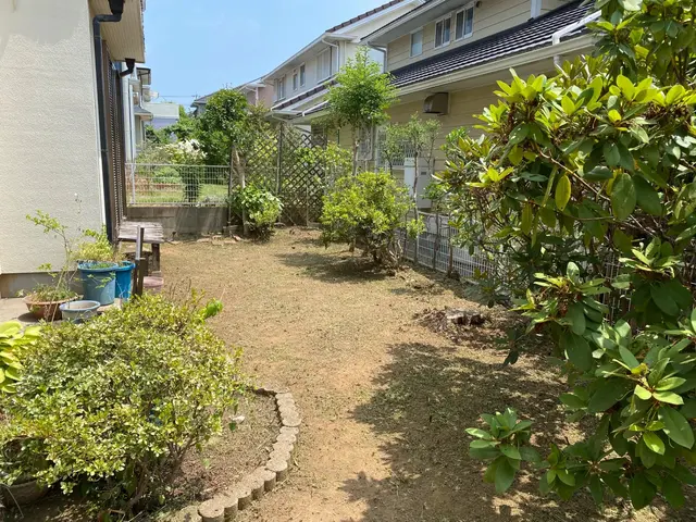 丁寧な作業で、お庭を整えます。サービスの画像