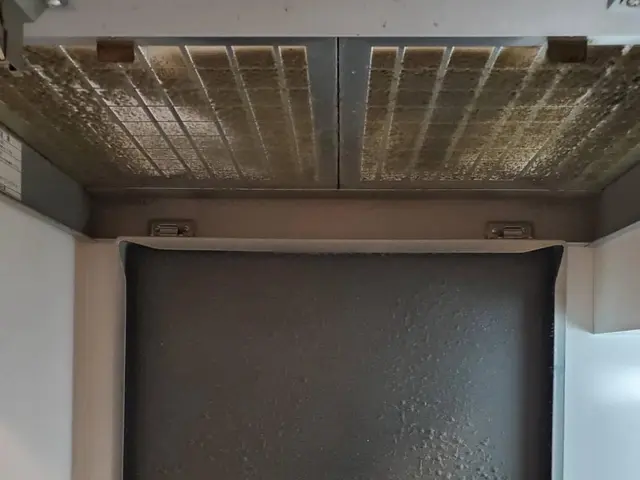 ☆ギトギト頑固な油汚れもピカピカに！☆レンジフードの清掃なら世界にトシちゃんへ！サービスの画像