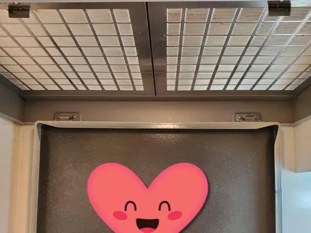 ☆ギトギト頑固な油汚れもピカピカに！☆レンジフードの清掃なら世界にトシちゃんへ！サービスの画像