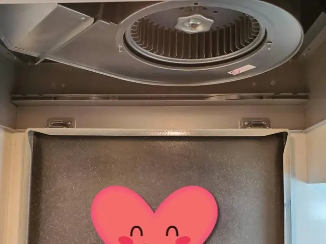 ☆ギトギト頑固な油汚れもピカピカに！☆レンジフードの清掃なら世界にトシちゃんへ！サービスの画像