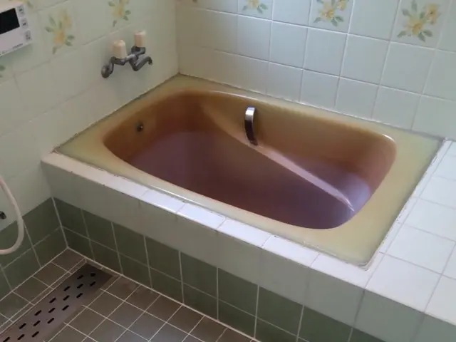 浴槽塗装　専用塗料を使い吹付塗装で新品同様に蘇らせます。サービスの画像