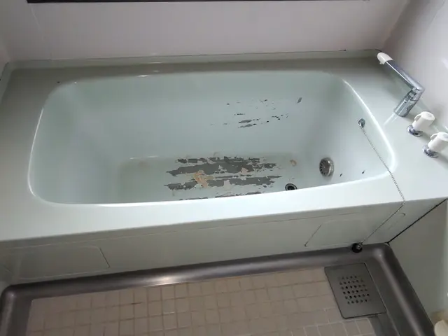 浴槽塗装　専用塗料を使い吹付塗装で新品同様に蘇らせます。サービスの画像