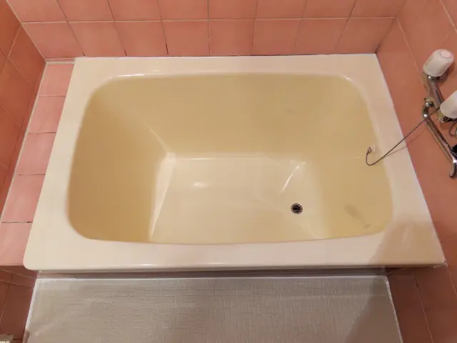 浴槽塗装　専用塗料を使い吹付塗装で新品同様に蘇らせます。サービスの画像