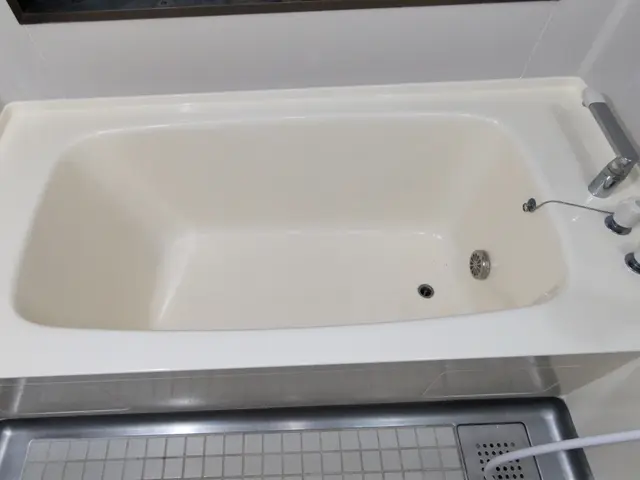 浴槽塗装　専用塗料を使い吹付塗装で新品同様に蘇らせます。サービスの画像