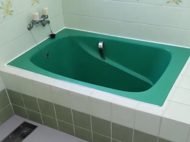 浴槽塗装　専用塗料を使い吹付塗装で新品同様に蘇らせます。サービスの画像