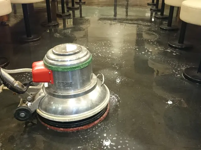 夫婦2人で訪問！役割分担で作業が速い。艶のあるフロアに仕上げます。サービスの画像