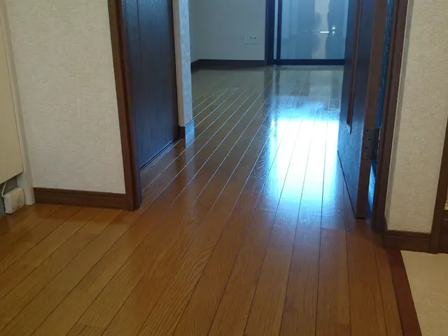 夫婦2人で訪問！役割分担で作業が速い。艶のあるフロアに仕上げます。サービスの画像