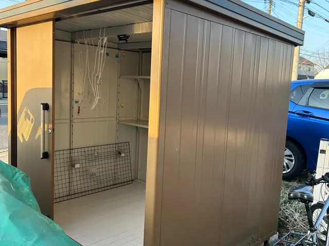 大小関わらず物置の設置はお任せ下さい！万が一の場合の転倒防止対策も厳重に行いますサービスの画像