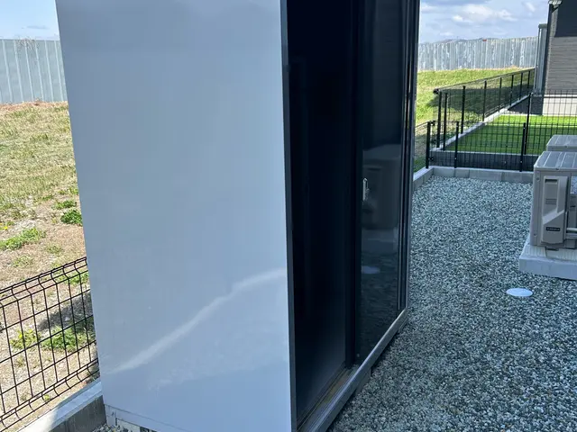 大小関わらず物置の設置はお任せ下さい！万が一の場合の転倒防止対策も厳重に行いますサービスの画像