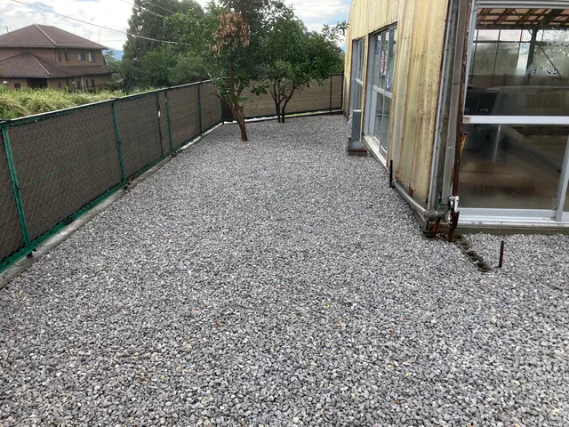 砂利敷き　もう雑草に煩わされることはございませんサービスの画像
