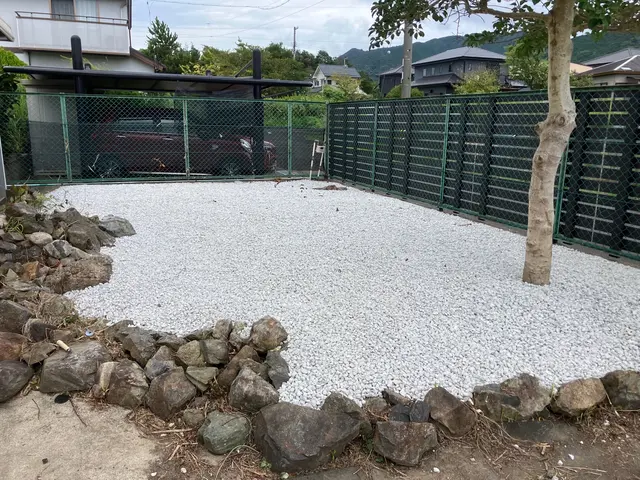 砂利敷き　もう雑草に煩わされることはございませんサービスの画像