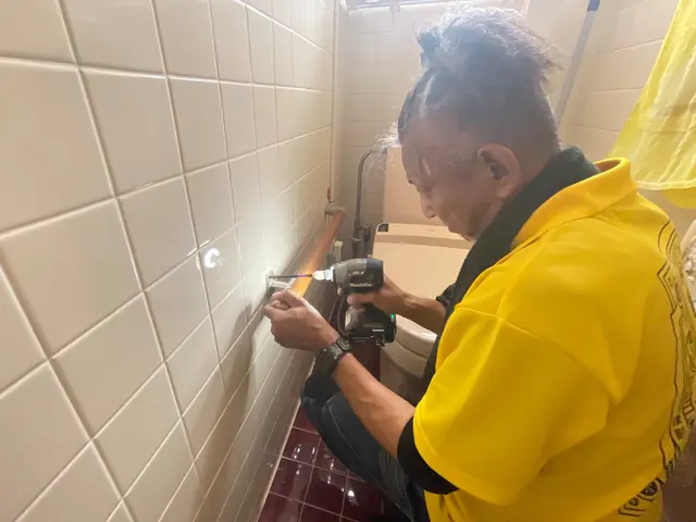 玄関やトイレなど、手すりの取り付け工事承ります。サービスの画像