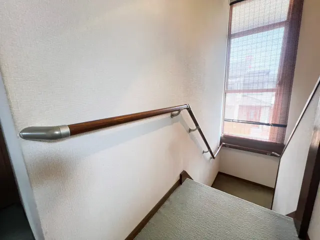 玄関やトイレなど、手すりの取り付け工事承ります。サービスの画像