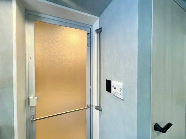 玄関やトイレなど、手すりの取り付け工事承ります。サービスの画像