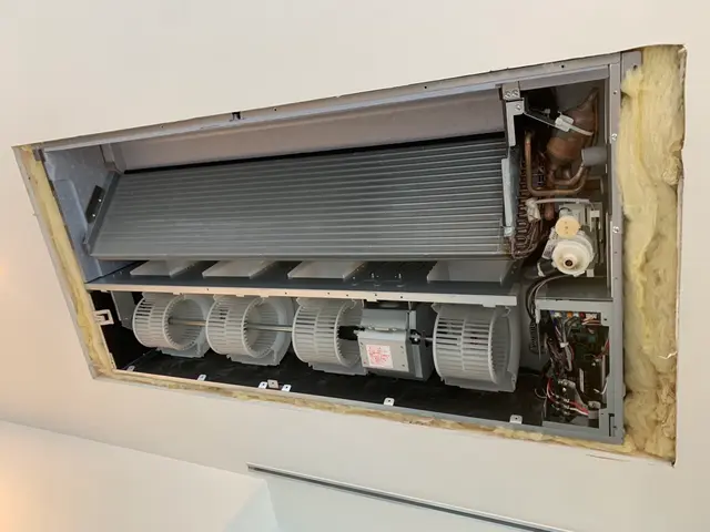 家庭用埋め込みエアコンを分解清掃☆業務用エアコンも対応可能☆サービスの画像