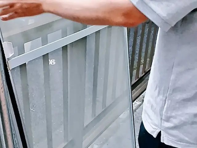 ★男女2名作業で手際よく！網戸、サッシ含みます！サービスの画像