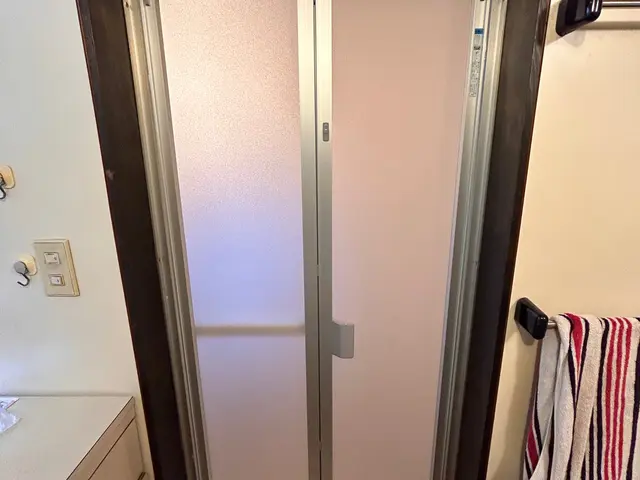 浴室ドアカバー工法施工させていただきます。浴室価格改定のためお値段変わります。サービスの画像