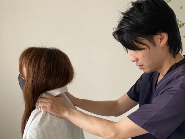 【国家資格者】肩こり、腰痛、ゆがみ、辛さetc対応！矯正お任せ【施術ベッド持参】サービスの画像