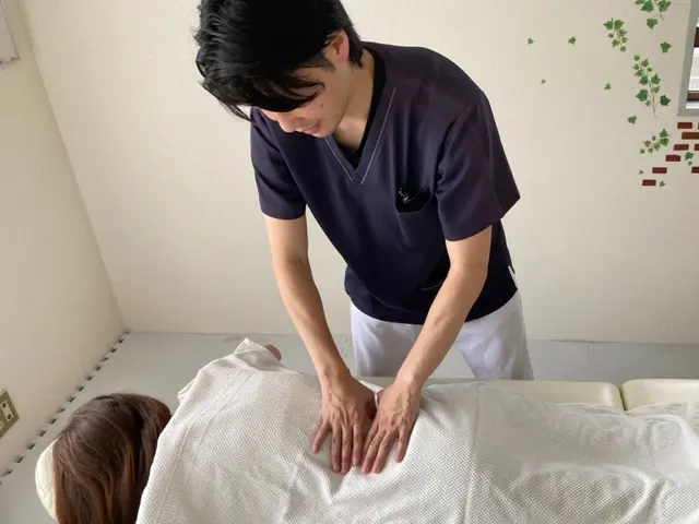 【国家資格者】肩こり、腰痛、ゆがみ、辛さetc対応！矯正お任せ【施術ベッド持参】サービスの画像