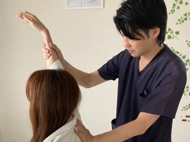 【国家資格者】肩こり、腰痛、ゆがみ、辛さetc対応！矯正お任せ【施術ベッド持参】サービスの画像