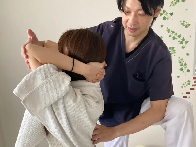 【国家資格者】肩こり、腰痛、ゆがみ、辛さetc対応！矯正お任せ【施術ベッド持参】サービスの画像