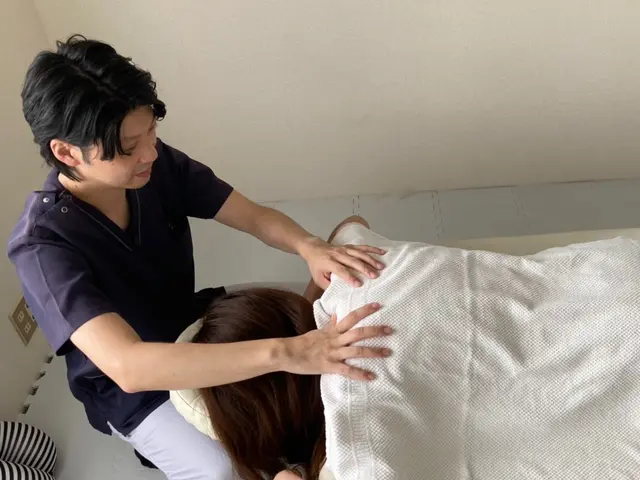 【国家資格者】肩こり、腰痛、ゆがみ、辛さetc対応！矯正お任せ【施術ベッド持参】サービスの画像