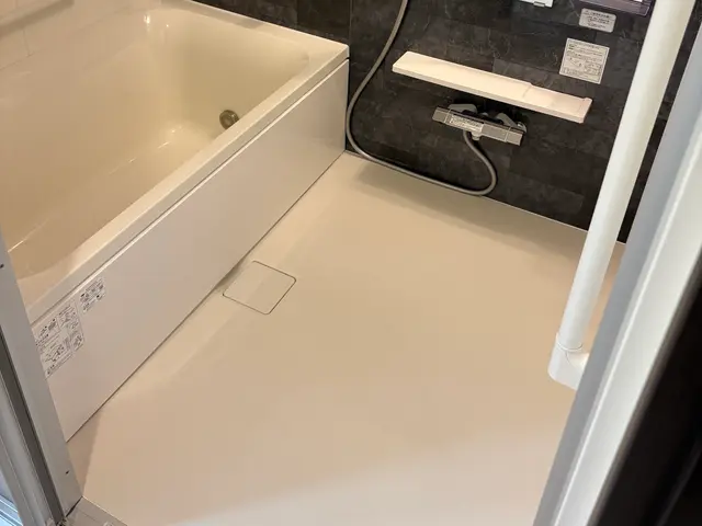 浴室クリーニング　水垢、カビ除去　溜まった汚れも落とします！一段と明るい浴室へ！サービスの画像