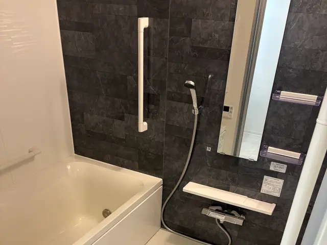 浴室クリーニング　水垢、カビ除去　溜まった汚れも落とします！一段と明るい浴室へ！サービスの画像