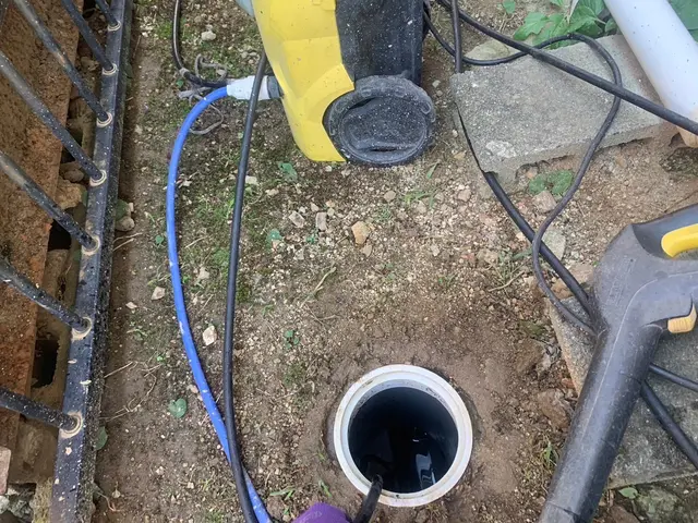 外にある汚水、雨水管洗浄を高圧洗浄機にて洗浄します。サービスの画像
