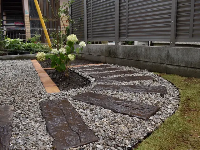 植木屋が雑草対策として砂利敷きいたします。各種砂利も準備いたします。サービスの画像