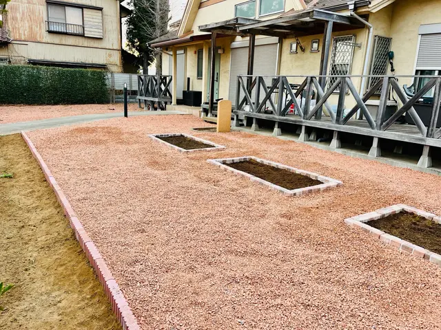 植木屋が雑草対策として砂利敷きいたします。各種砂利も準備いたします。サービスの画像