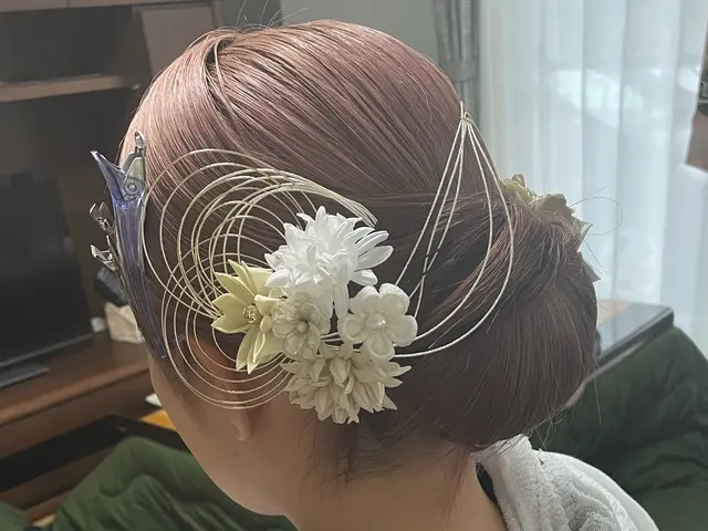 長年の婚礼お支度の経験を生かし、ヘアメイクの技術をご提供いたしたます｡