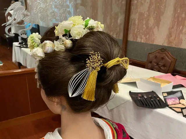 長年の婚礼お支度の経験を生かし、ヘアメイクの技術をご提供いたしたます｡