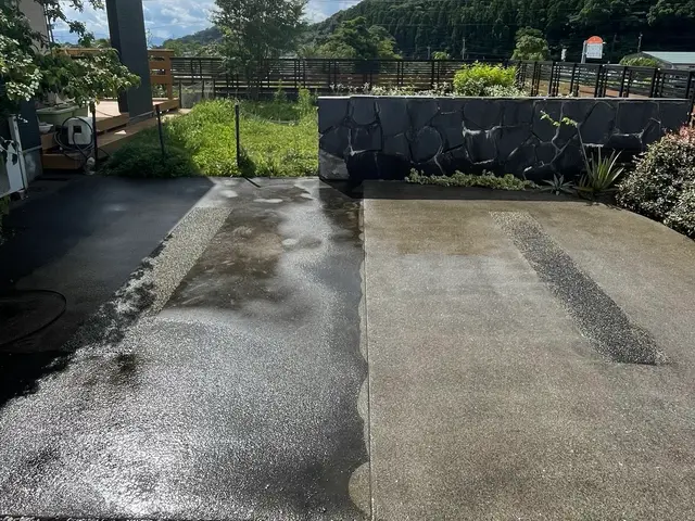 洗剤メーカーと共同開発した独自の洗浄液で駐車場を隅々まで綺麗にします☆サービスの画像