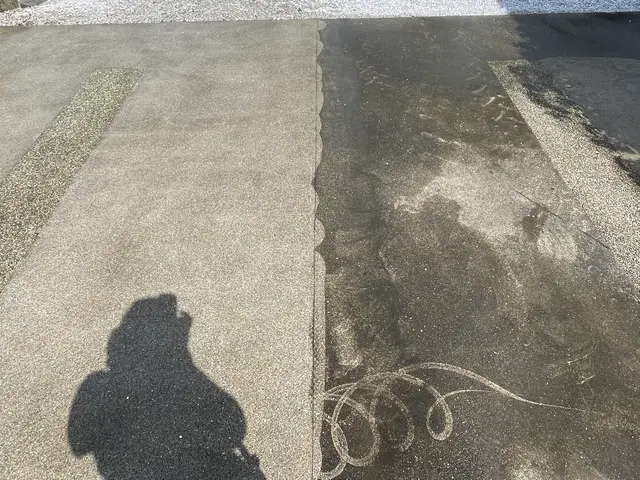 洗剤メーカーと共同開発した独自の洗浄液で駐車場を隅々まで綺麗にします☆サービスの画像