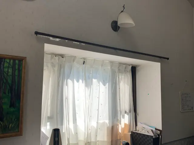 カーテンレール取り付けいたしますサービスの画像