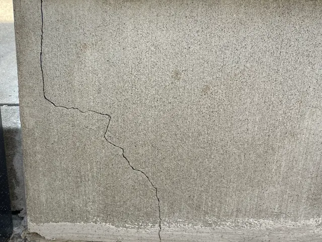 コンクリートのヒビ割れ補修サービスの画像