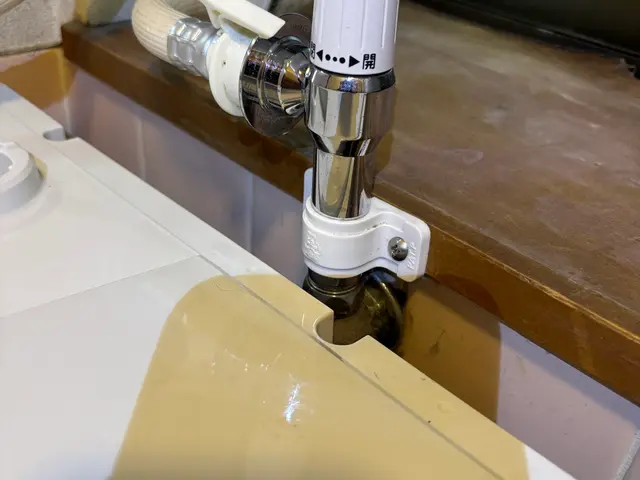 洗濯機まわりをスッキリ安全に。壁ピタ水栓で安心アップ！サービスの画像