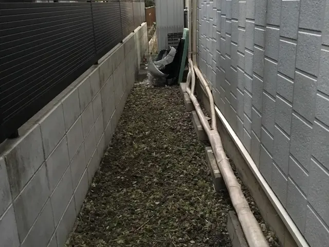 ☆雑草処理は根元から☆雑草処理お任せ下さい草刈機での草刈りも対応致します。サービスの画像