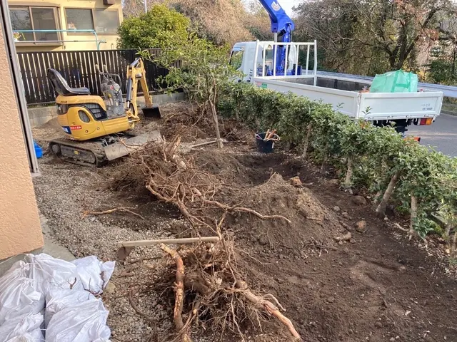 クレーン車で作業できるので高い木まで安全に作業できます！サービスの画像