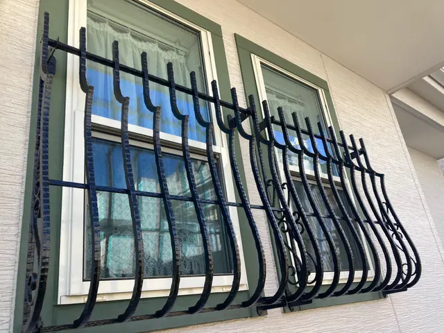 窓からの侵入を防ぎます！！非常に物騒な昨今だからこそしっかりとした防犯対策を！！サービスの画像