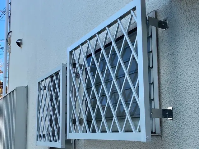 窓からの侵入を防ぎます！！非常に物騒な昨今だからこそしっかりとした防犯対策を！！サービスの画像